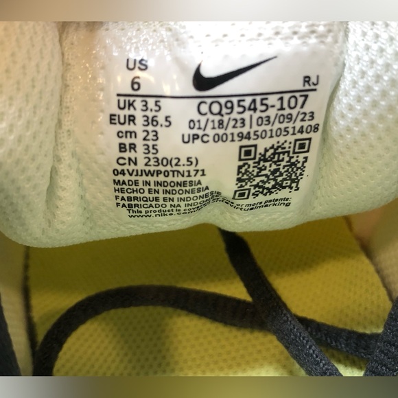 Nike Women’s Legend Essential 2 Training Shoes - Size 6 - Picture 5 of 9